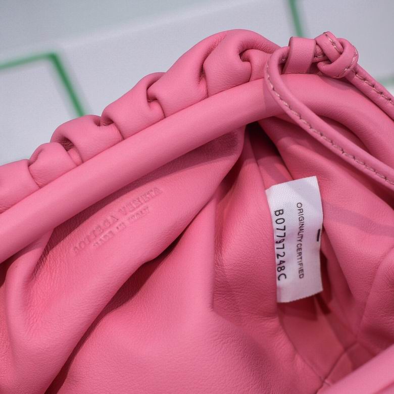 BOTTEGA VENETA The Pouch in Calfskin Leather Pink