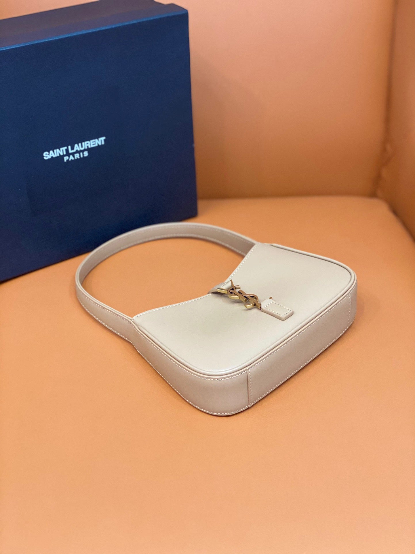 YSL Le 5 À 7 Hobo Bag In Natural Smooth Leather