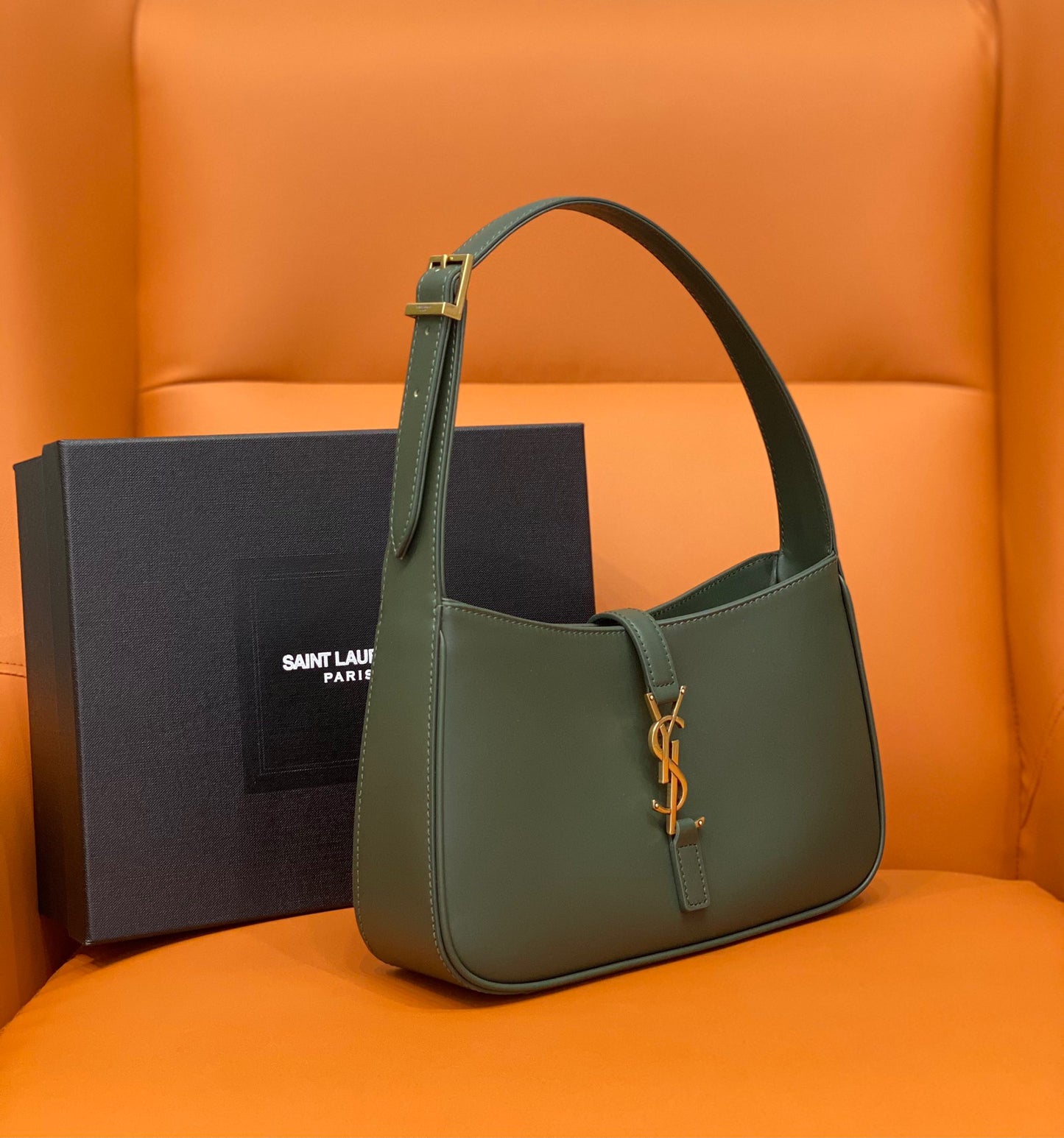YSL Le 5 À 7 Hobo Bag In Natural Smooth Leather