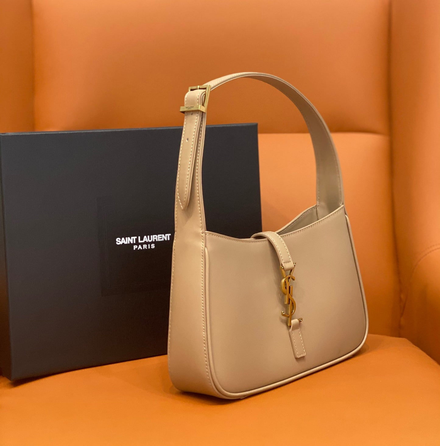 YSL Le 5 À 7 Hobo Bag In Natural Smooth Leather