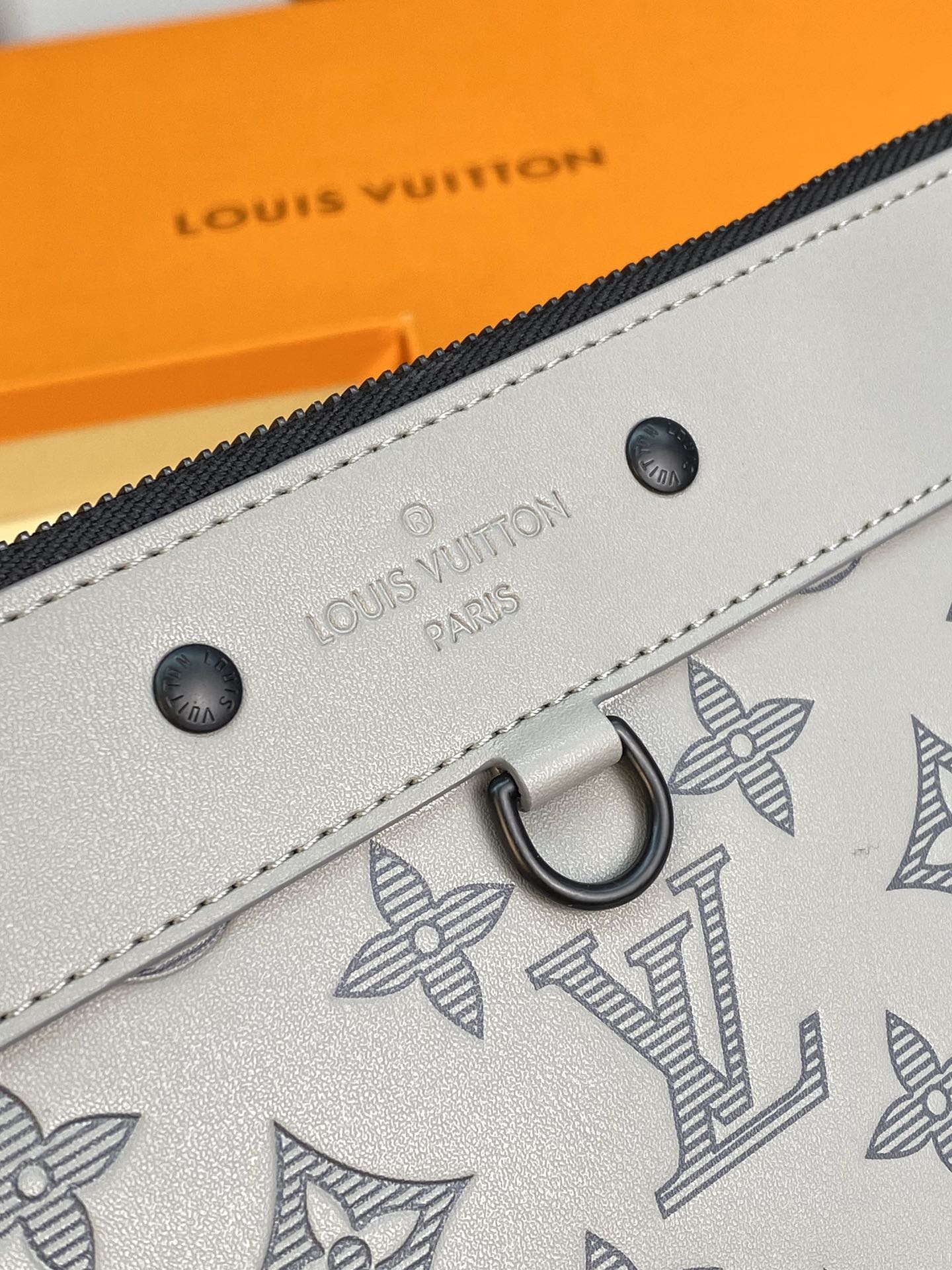 LV Discovery Pochette