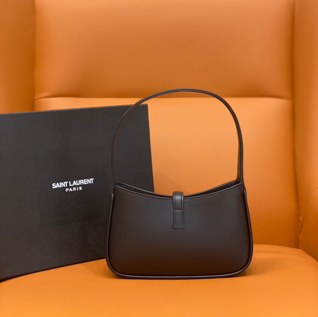 YSL Le 5 À 7 Hobo Bag In Natural Smooth Leather
