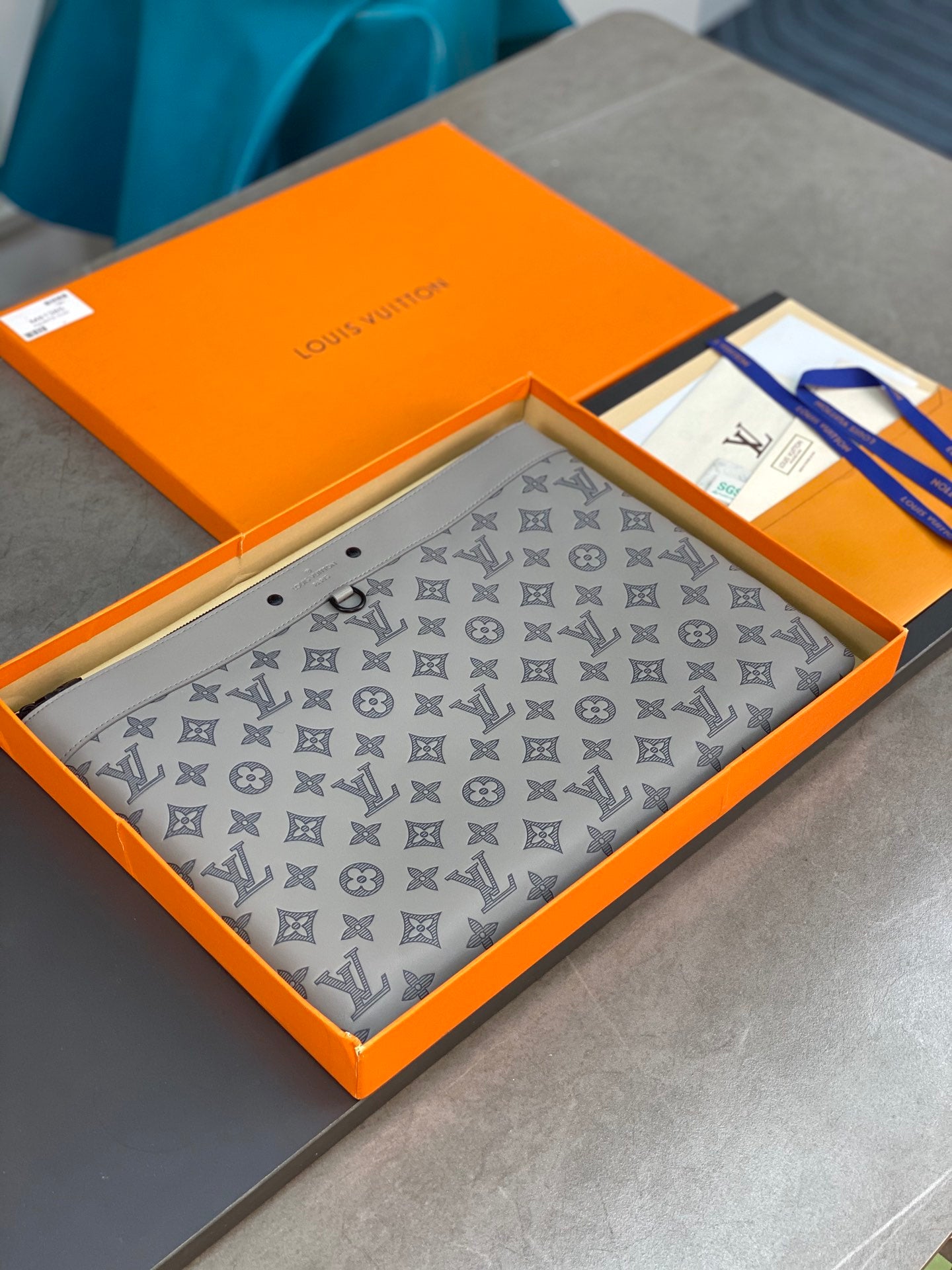 LV Discovery Pochette