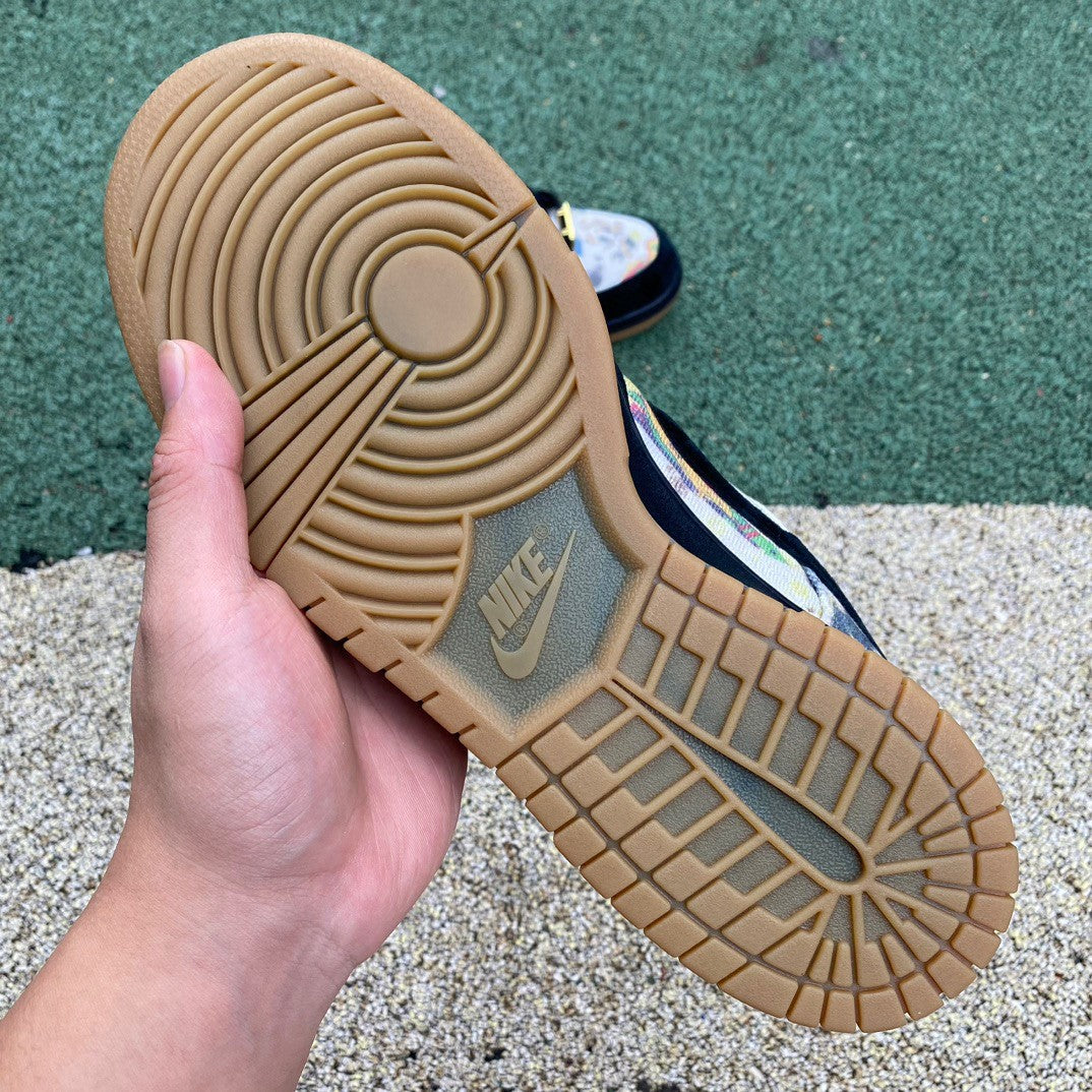 Nike SB Dunk Low x
Supreme “Rammellzee”