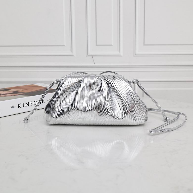 BOTTEGA VENETA The Pouch in Calfskin Metallic Leather