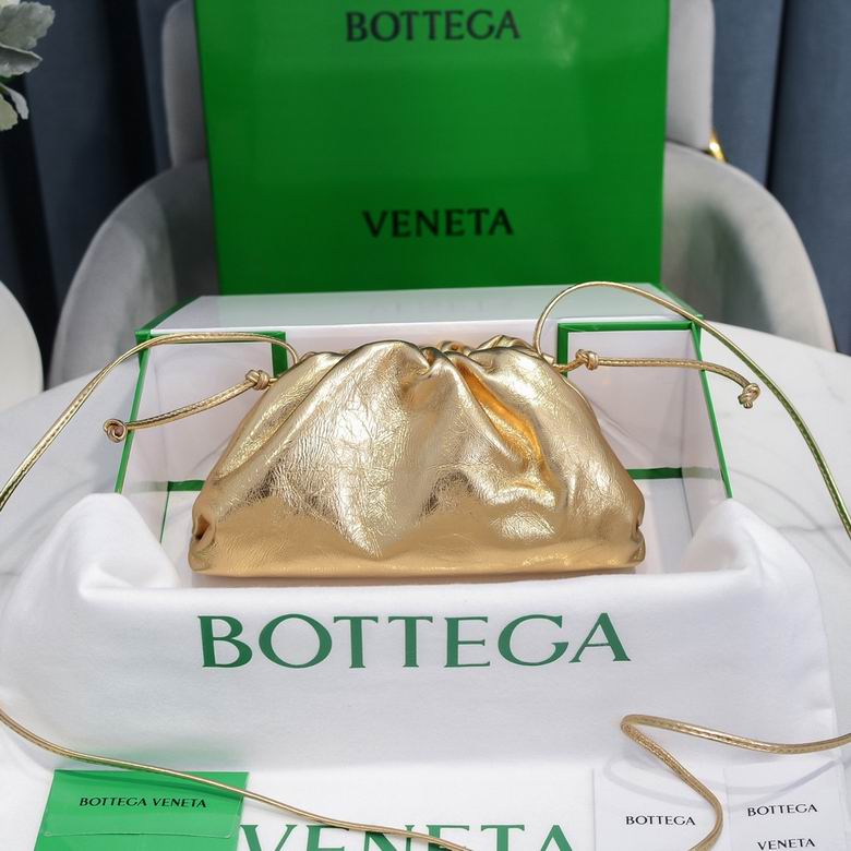 BOTTEGA VENETA The Pouch in Leather Gold