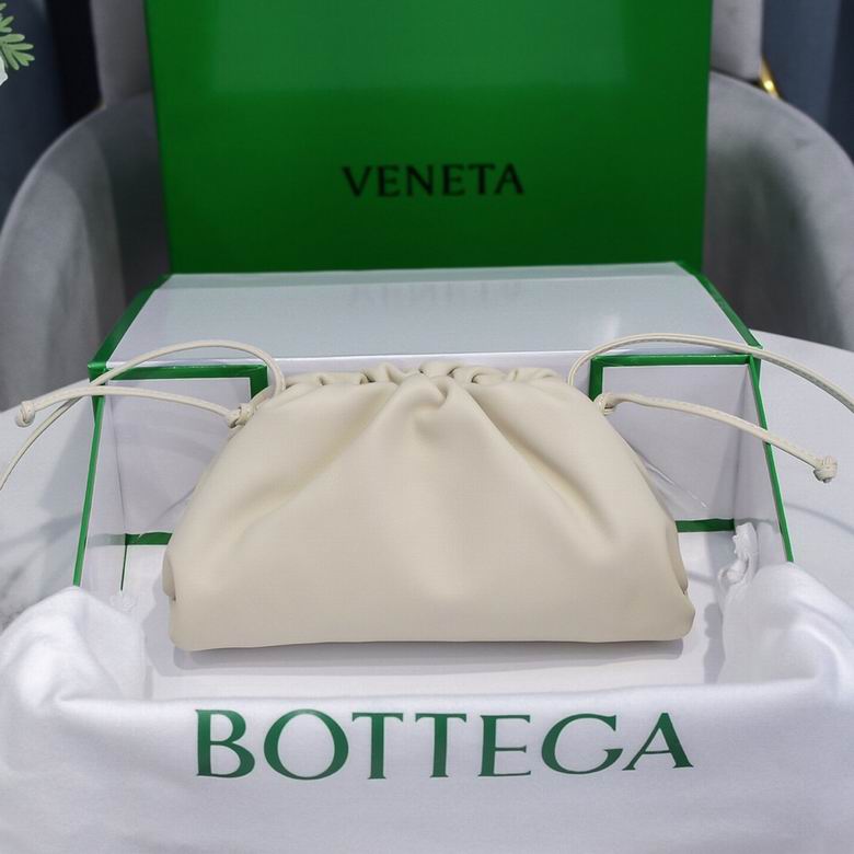 BOTTEGA VENETA The Pouch in Calfskin Leather