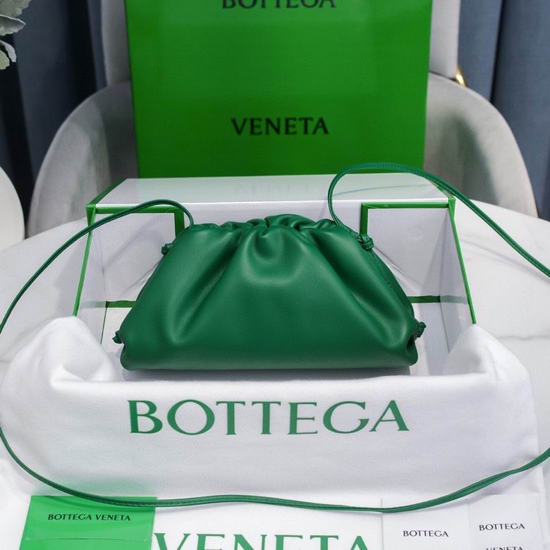 BOTTEGA VENETA The Pouch in Calfskin Leather