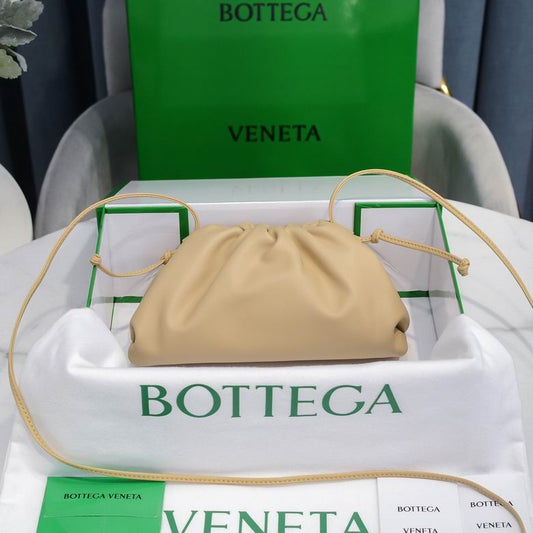 BOTTEGA VENETA The Pouch in Calfskin Leather