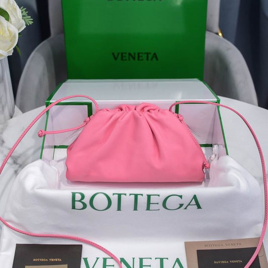 BOTTEGA VENETA The Pouch in Calfskin Leather Pink