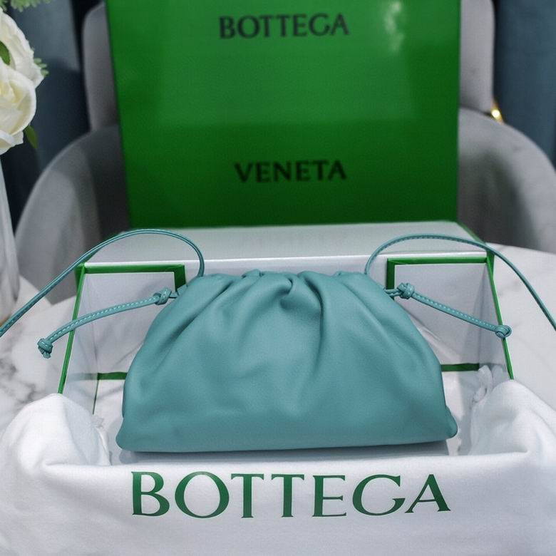 BOTTEGA VENETA The Pouch in Calfskin Leather