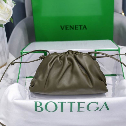 BOTTEGA VENETA The Pouch in Calfskin Leather