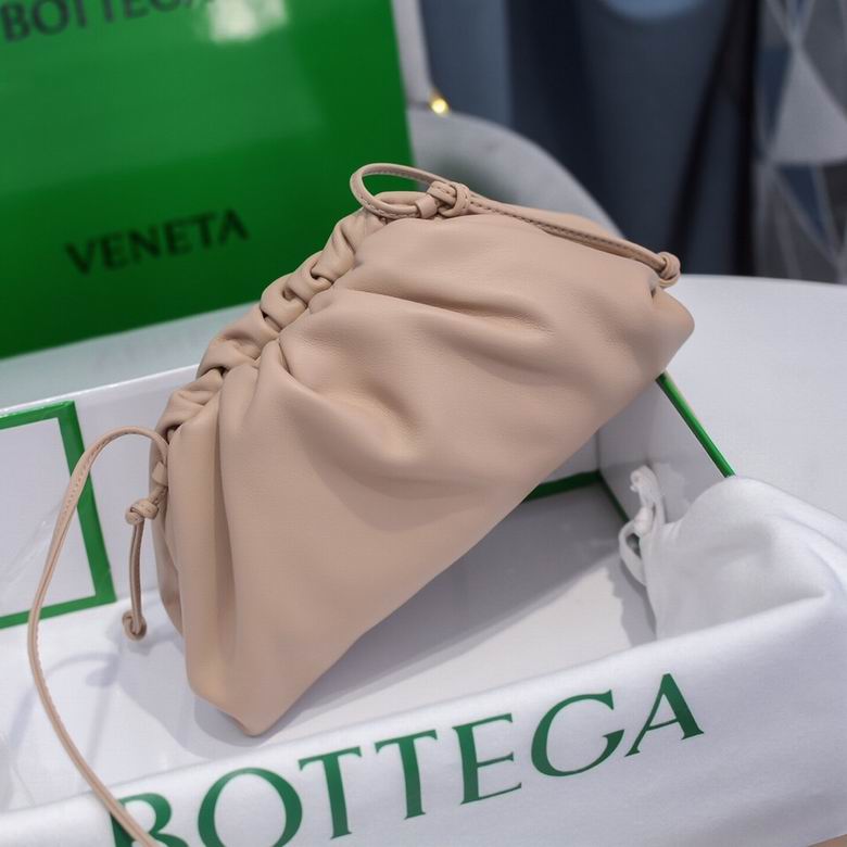 BOTTEGA VENETA The Pouch in Calfskin Leather