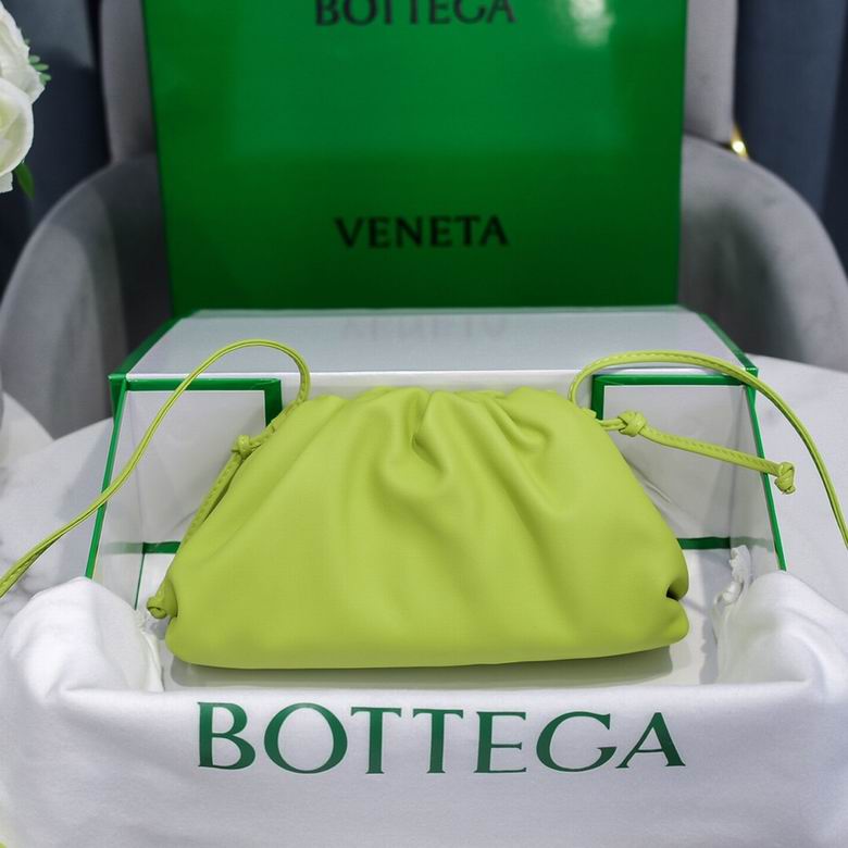 BOTTEGA VENETA The Pouch in Calfskin Leather