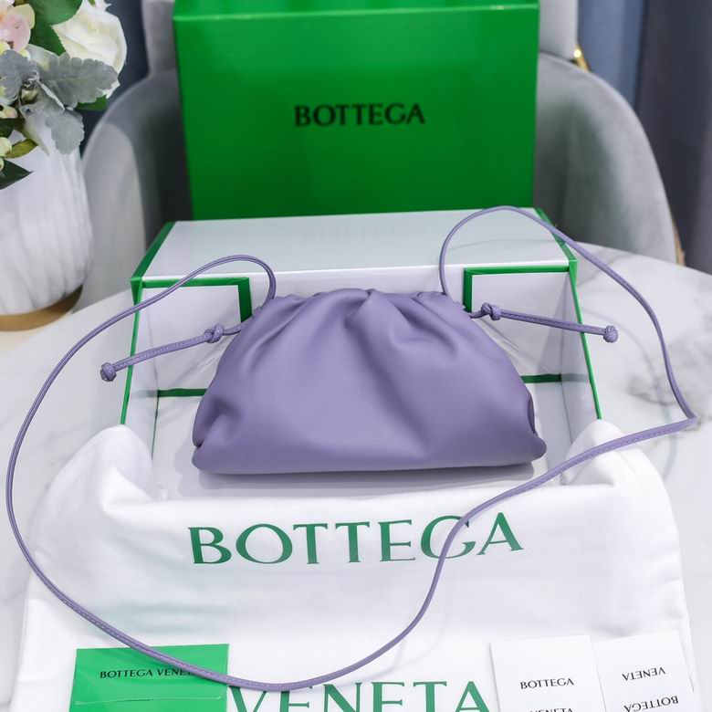 BOTTEGA VENETA The Pouch in Calfskin Leather