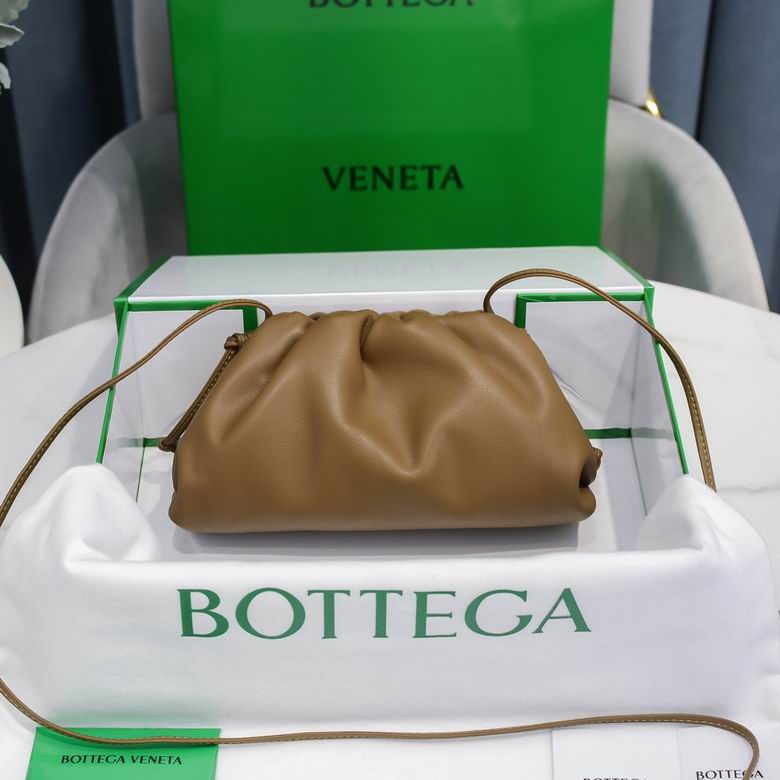 BOTTEGA VENETA The Pouch in Calfskin Leather