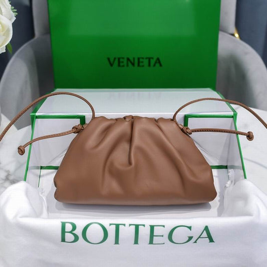 BOTTEGA VENETA The Pouch in Calfskin Leather