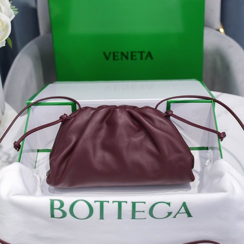 BOTTEGA VENETA The Pouch in Calfskin Leather Maroon