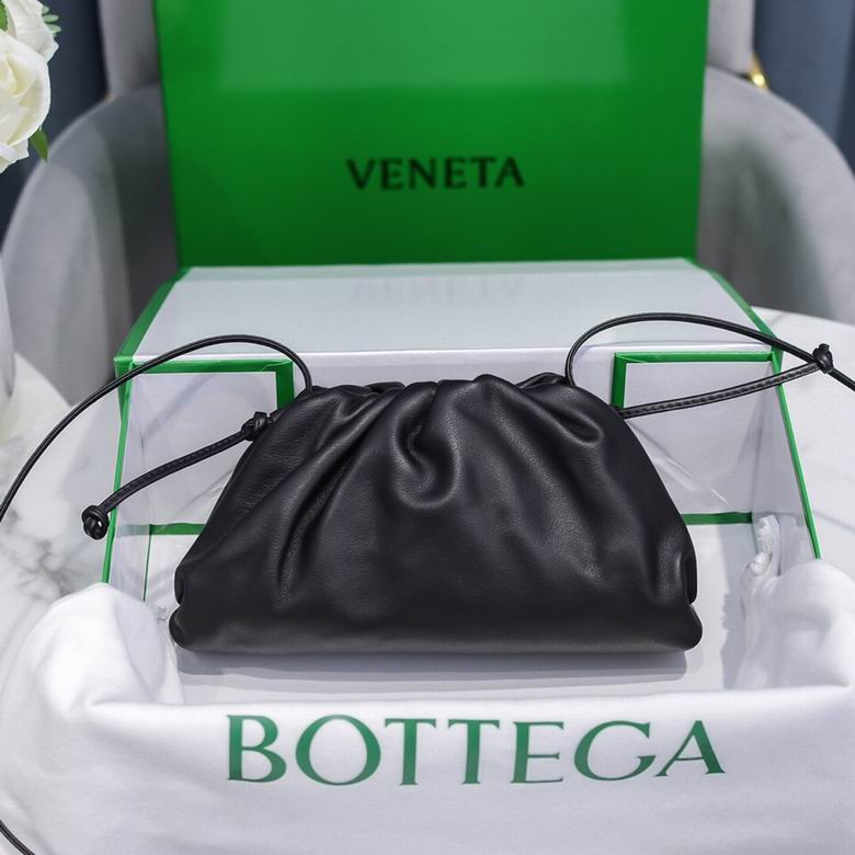 BOTTEGA VENETA The Pouch in Calfskin Leather Black