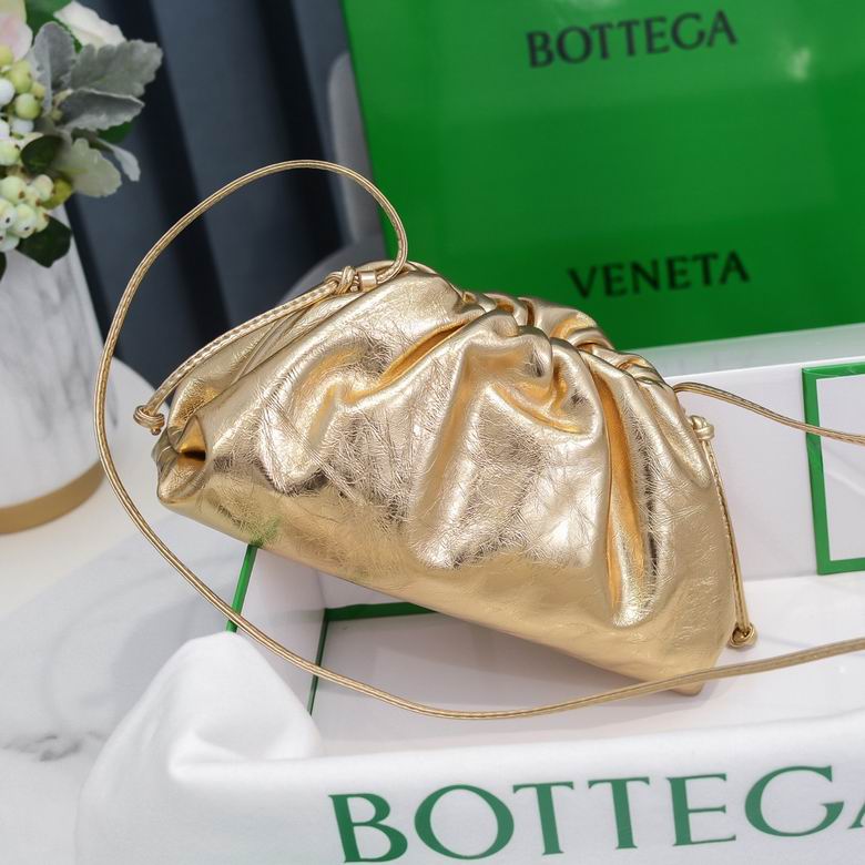 BOTTEGA VENETA The Pouch in Leather Gold