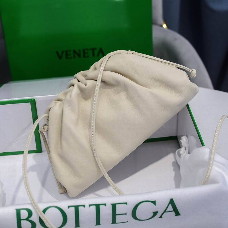 BOTTEGA VENETA The Pouch in Calfskin Leather