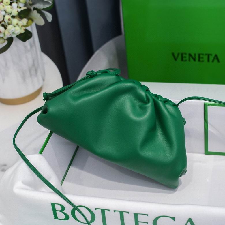 BOTTEGA VENETA The Pouch in Calfskin Leather