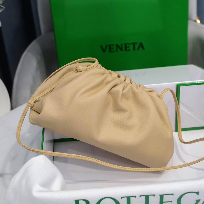 BOTTEGA VENETA The Pouch in Calfskin Leather