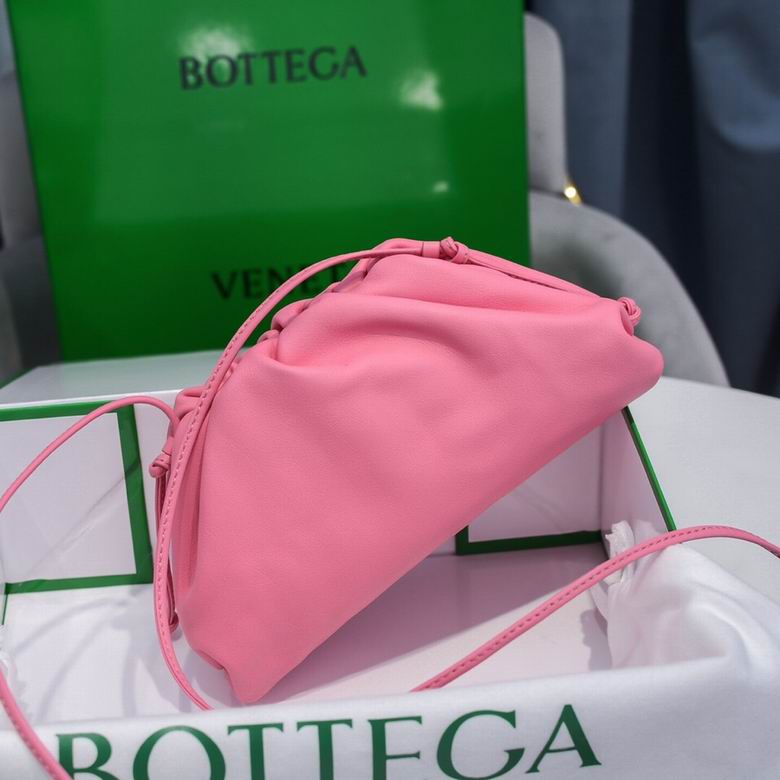 BOTTEGA VENETA The Pouch in Calfskin Leather Pink
