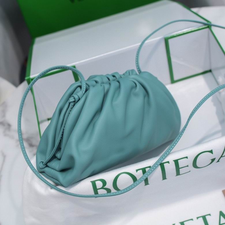 BOTTEGA VENETA The Pouch in Calfskin Leather