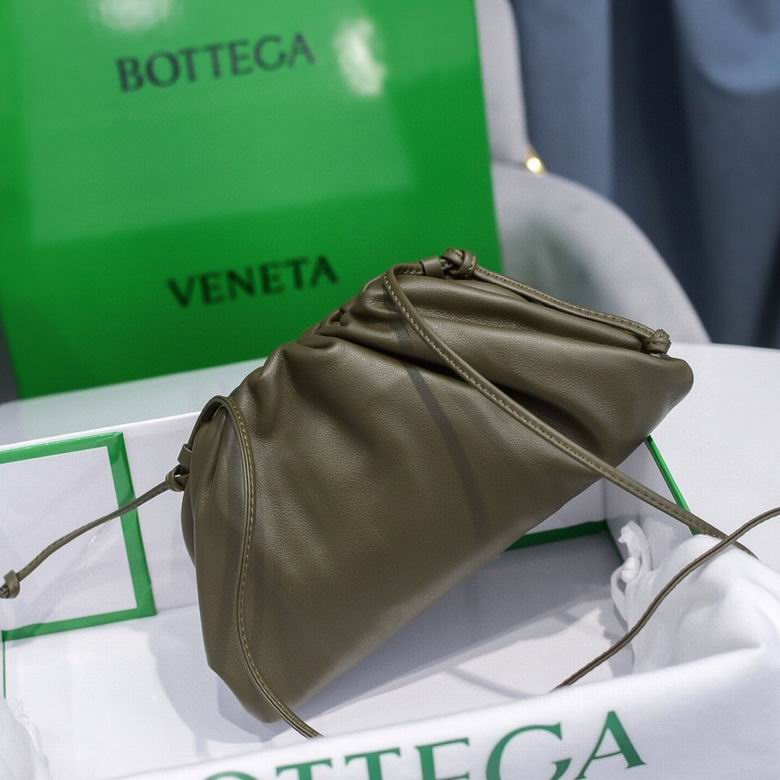 BOTTEGA VENETA The Pouch in Calfskin Leather