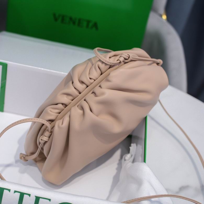 BOTTEGA VENETA The Pouch in Calfskin Leather
