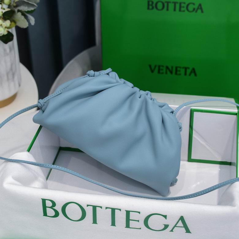 BOTTEGA VENETA The Pouch in Calfskin Leather