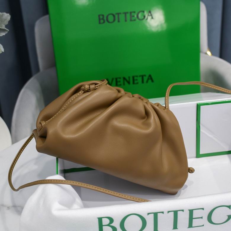 BOTTEGA VENETA The Pouch in Calfskin Leather