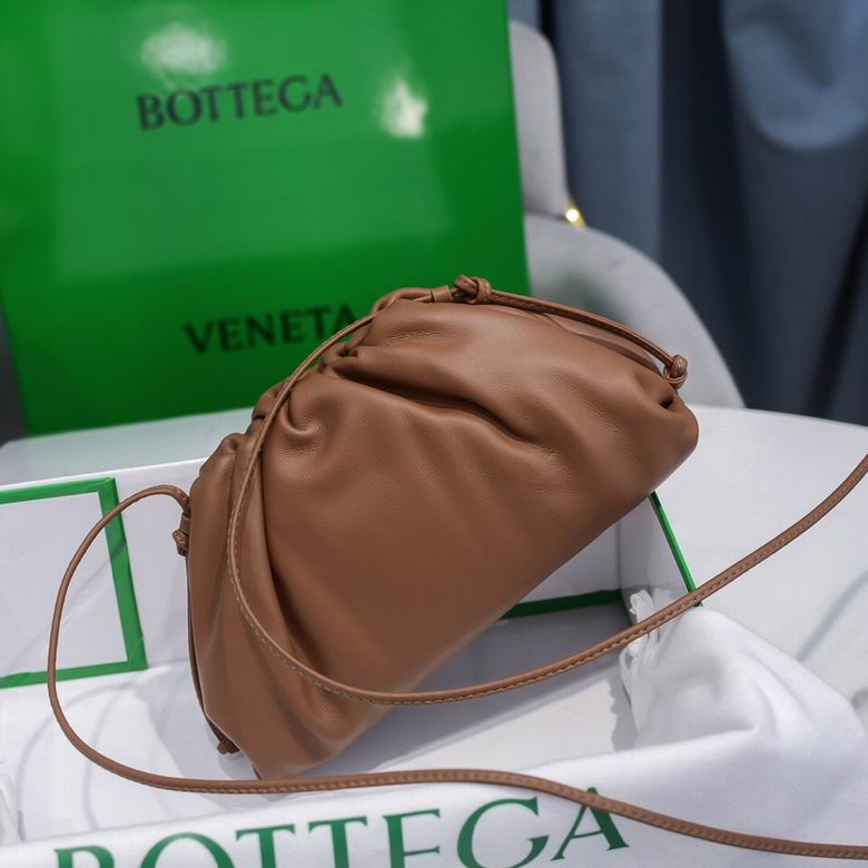 BOTTEGA VENETA The Pouch in Calfskin Leather