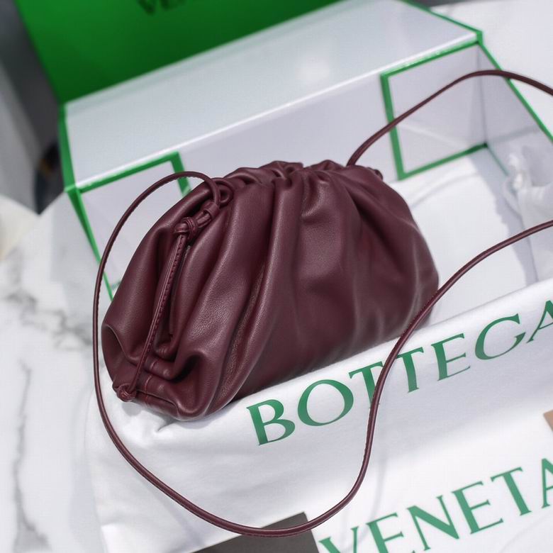 BOTTEGA VENETA The Pouch in Calfskin Leather Maroon
