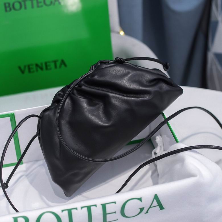 BOTTEGA VENETA The Pouch in Calfskin Leather Black