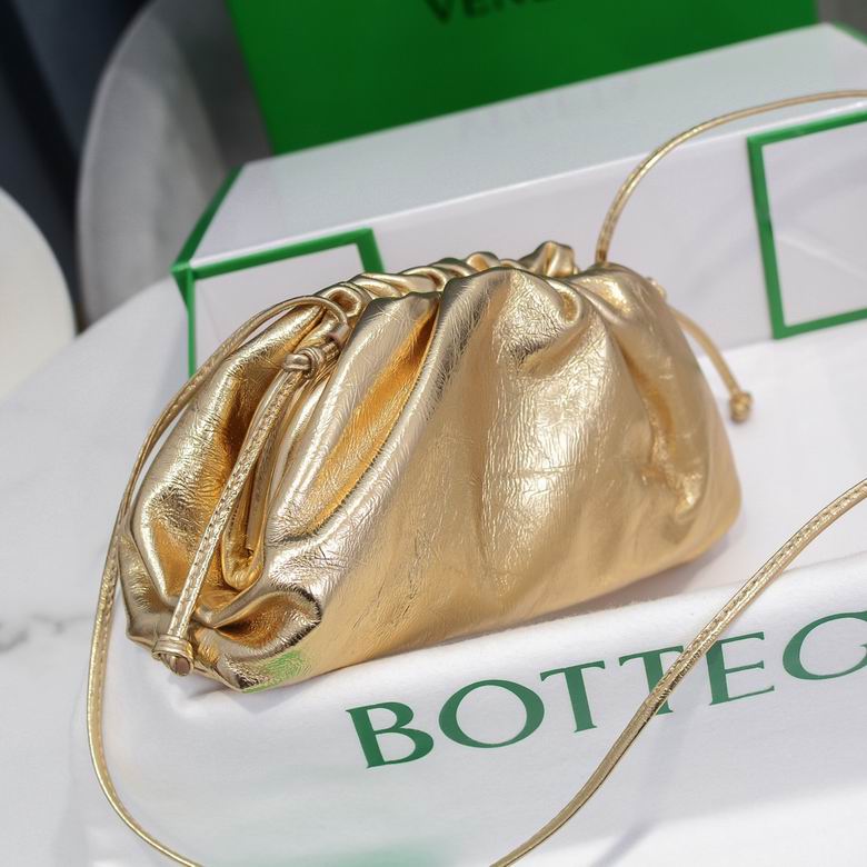BOTTEGA VENETA The Pouch in Leather Gold