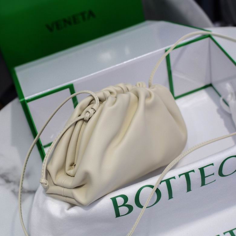 BOTTEGA VENETA The Pouch in Calfskin Leather
