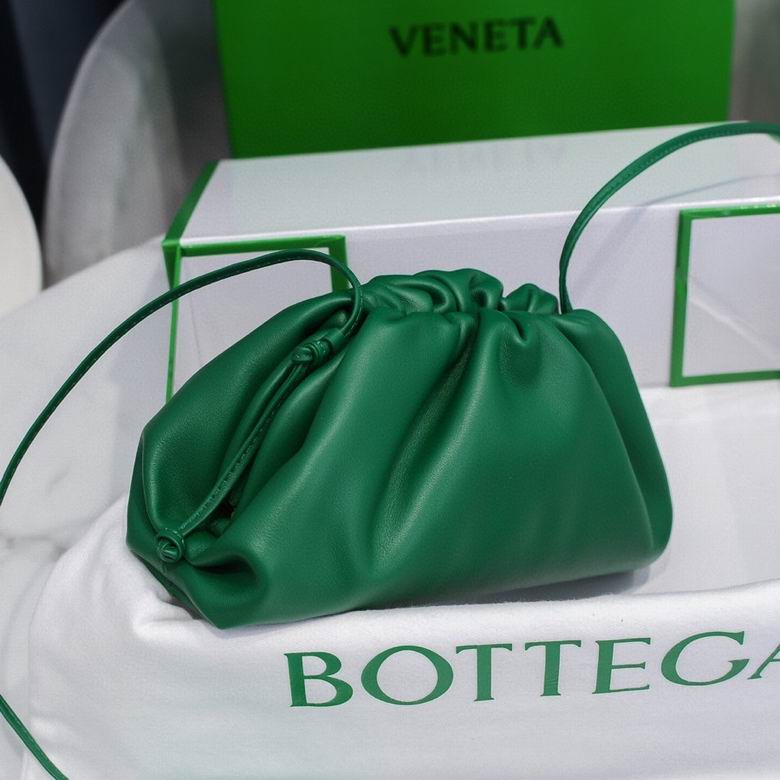 BOTTEGA VENETA The Pouch in Calfskin Leather