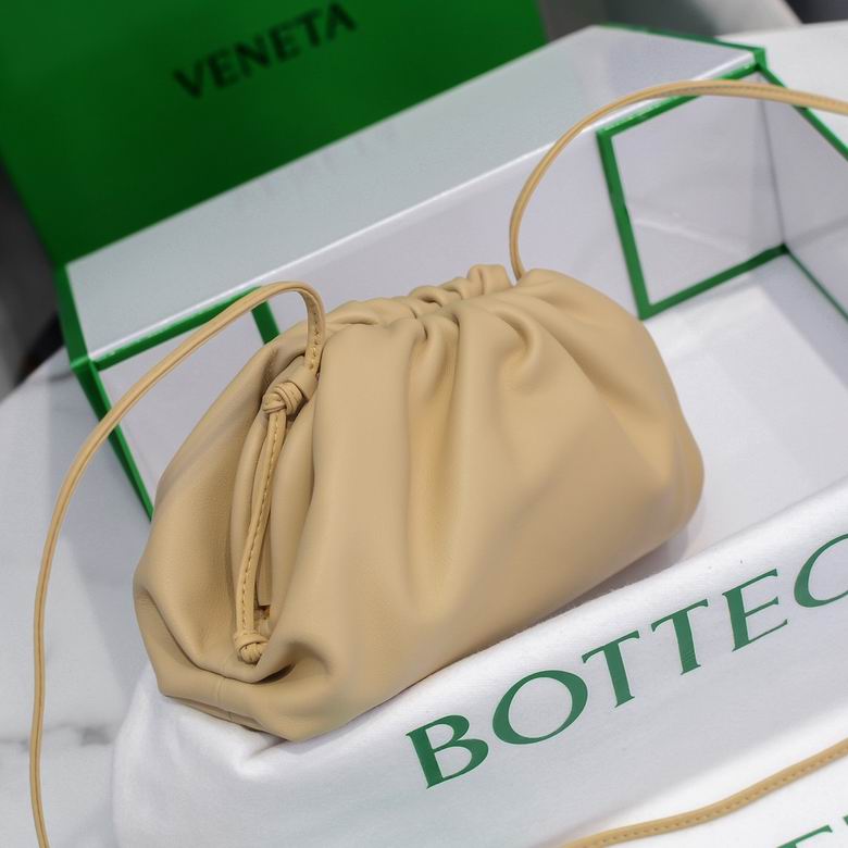 BOTTEGA VENETA The Pouch in Calfskin Leather