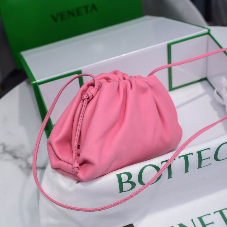 BOTTEGA VENETA The Pouch in Calfskin Leather Pink