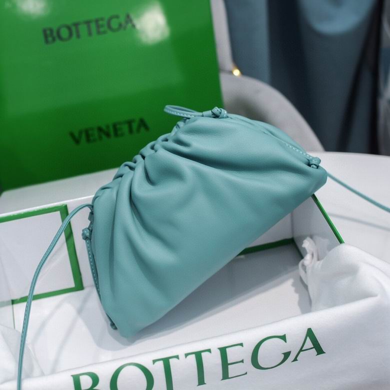 BOTTEGA VENETA The Pouch in Calfskin Leather