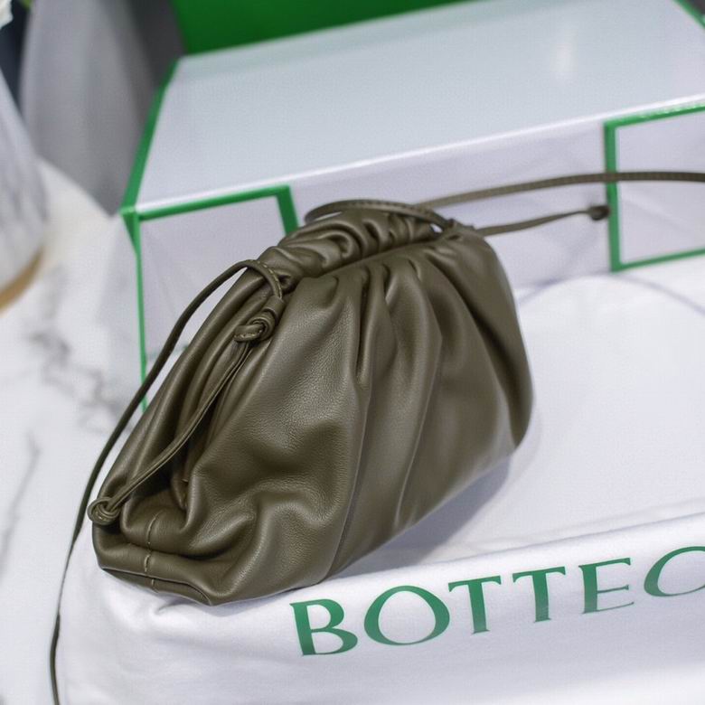 BOTTEGA VENETA The Pouch in Calfskin Leather
