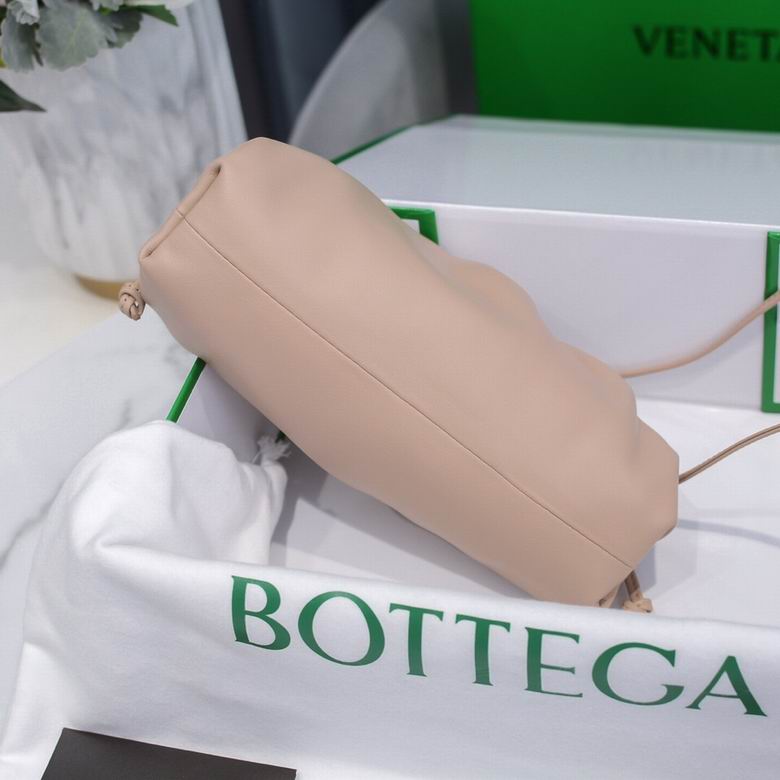 BOTTEGA VENETA The Pouch in Calfskin Leather