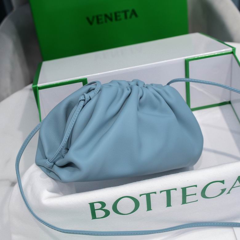 BOTTEGA VENETA The Pouch in Calfskin Leather