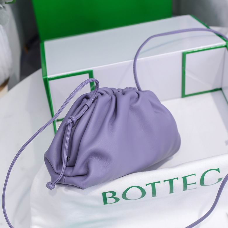 BOTTEGA VENETA The Pouch in Calfskin Leather