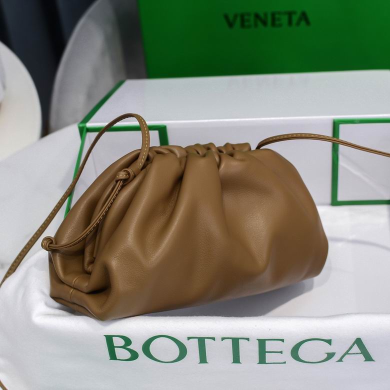 BOTTEGA VENETA The Pouch in Calfskin Leather