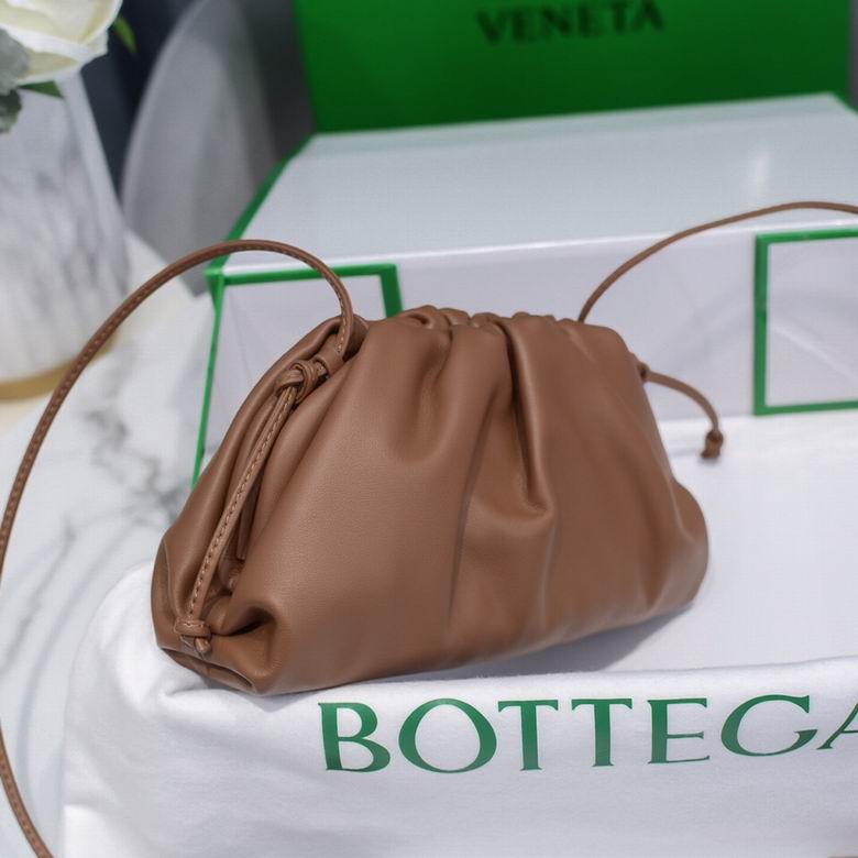BOTTEGA VENETA The Pouch in Calfskin Leather