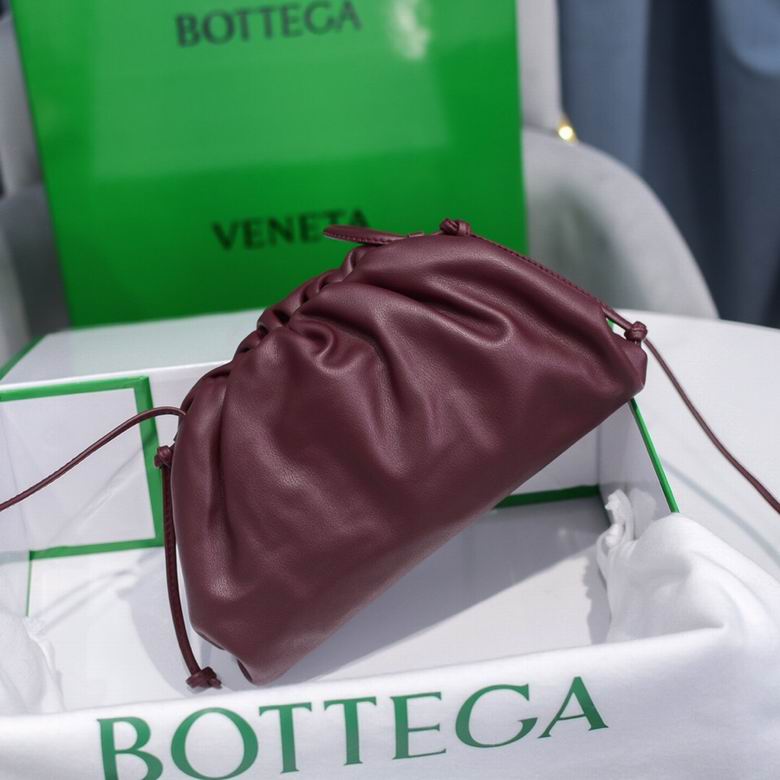 BOTTEGA VENETA The Pouch in Calfskin Leather Maroon