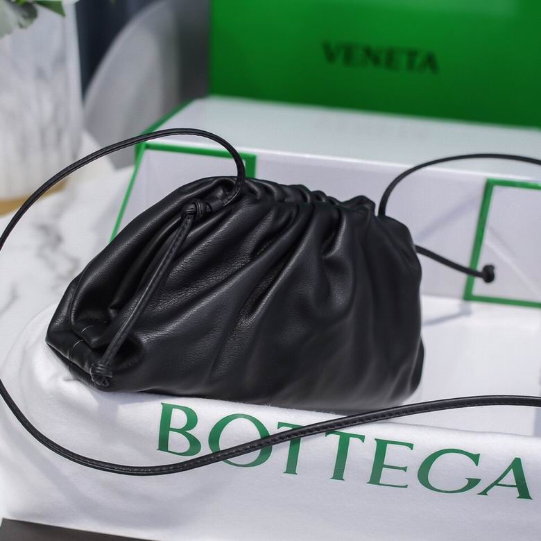BOTTEGA VENETA The Pouch in Calfskin Leather Black